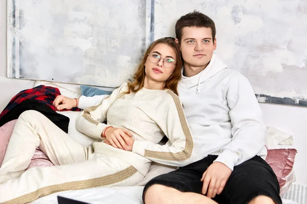 Sorgligt gift par ligger på sängen och kramas under dejten. — Stockfoto