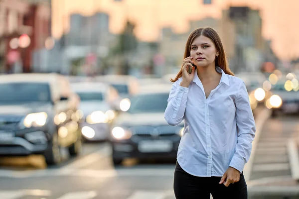 女性は街の交通通りで便利に話します. — ストック写真