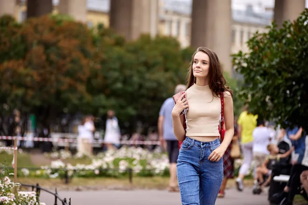 Jeans op 20-jarige vrouw die overdag in het park loopt. — Stockfoto