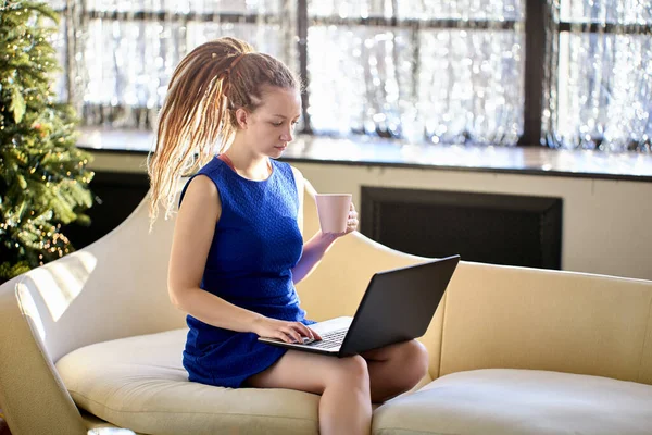 Home office dla kobiety, która pracuje online za pomocą laptopa. — Zdjęcie stockowe