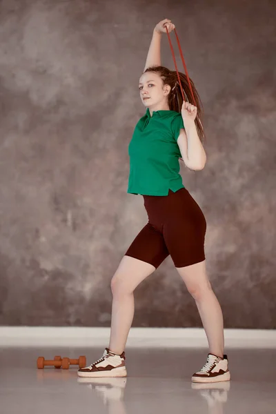 Bandes élastiques sportives pour femme active qui s'entraîne en salle de gym. — Photo