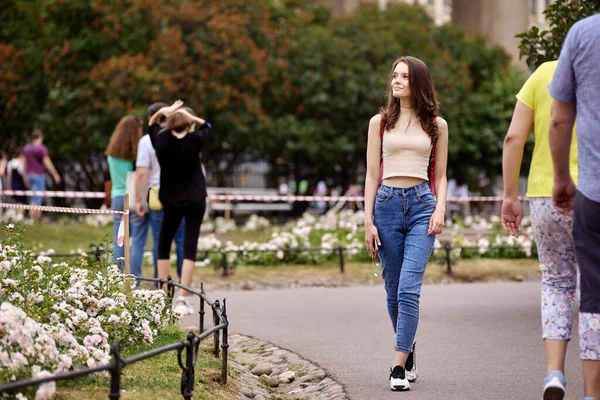 Жінка 20 років в джинсах в міському натовпі . — стокове фото