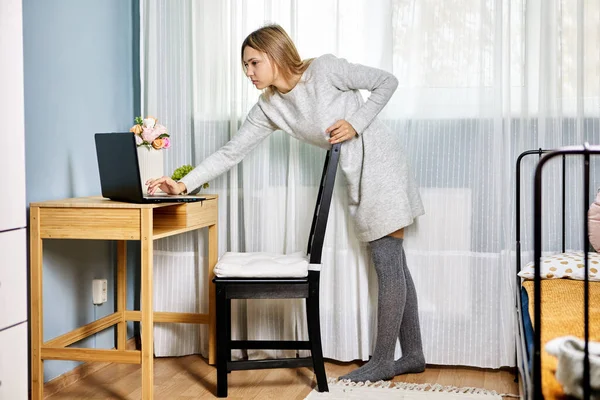 Oficina Casa Para Mujer Con Portátil Que Está Haciendo Trabajo —  Fotos de Stock