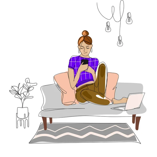 Giovane donna felice seduta sul divano con smartphone e laptop chatta sui social network e riceve messaggi o posta. — Vettoriale Stock