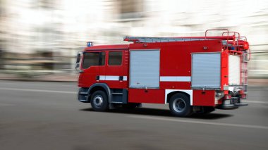 Şehir caddesinde bir itfaiye aracının bulanık görüntüsü