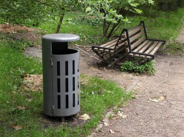 Parktaki gri çöp tenekesi 