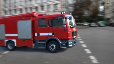 Şehir caddesinde bir itfaiye aracının bulanık görüntüsü