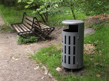 Parktaki gri çöp tenekesi 