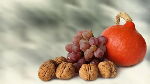 Roter Kürbis Trauben Und Nüsse — Stockfoto