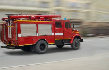 Şehir caddesinde itfaiye aracı