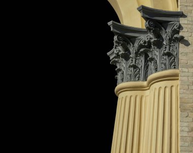 Tuğla duvarın yanında iki kolon var. 