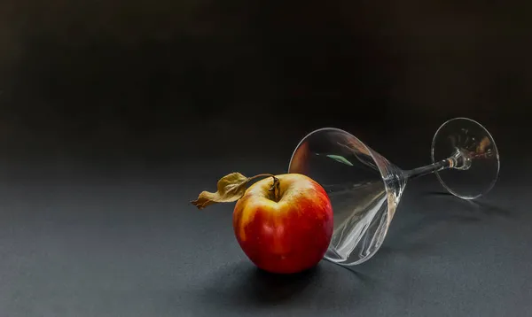 Мартіні Склянка Темному Фоні Червоне Яблуко — стокове фото