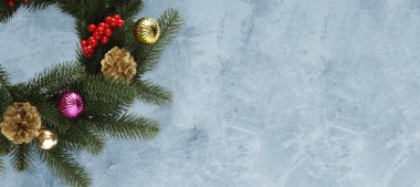 Noel ağacı dalları ve Noel süslemeleri. 