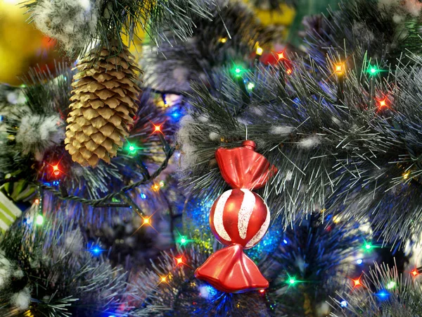 用玩具装饰的圣诞树树枝 — 图库照片