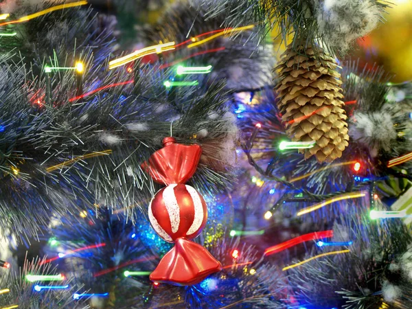 Weihnachtsbaumzweige Mit Spielzeug Verziert — Stockfoto