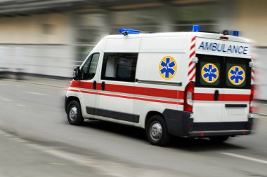Caddeden bir ambulans geçiyor.