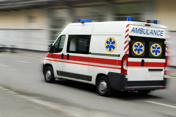 Ein Krankenwagen Fährt Die Straße Hinunter — Stockfoto