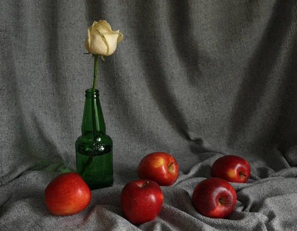 Martwa Natura Czerwonymi Jabłkami Zieloną Butelką Żółtą Różą — Zdjęcie stockowe
