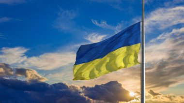 Gökyüzünün arka planında bulutlu Ukrayna bayrağı 
