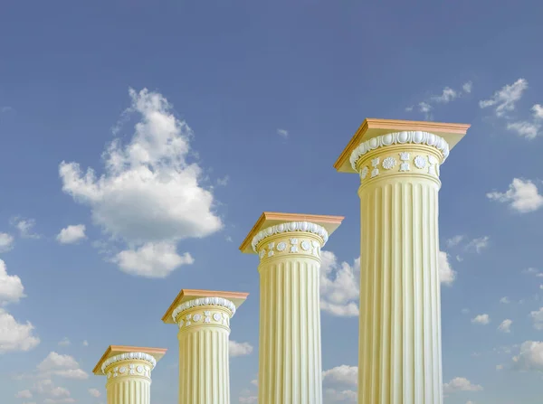 Μια Σειρά Από Πέτρινες Κολώνες Διαφορετικών Υψών Ενάντια Στον Ουρανό — Φωτογραφία Αρχείου