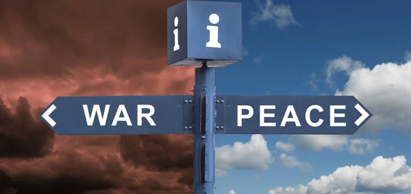 Znak Drogowy Napisami Wojny Pokoju Przeciwko Niebu — Zdjęcie stockowe