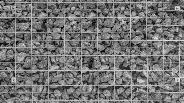 金属格子で覆われた小さな石の層 — ストック写真