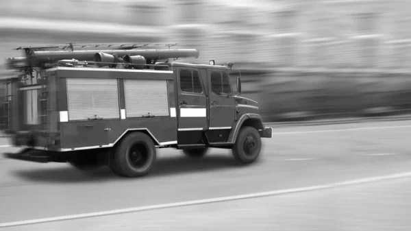 Movimento Veloce Camion Dei Pompieri Lungo Una Strada Cittadina — Foto Stock