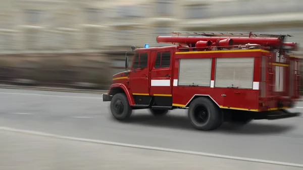 Movimento Rápido Caminhão Bombeiros Longo Uma Rua Cidade — Fotografia de Stock