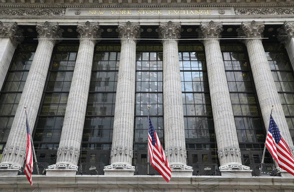 Amerikan bayraklı New York Borsa Binası