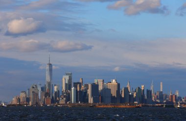 Nehir kıyısından güneşli bir günde Manhattan manzarası