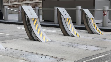 Bir şehir otoyolunda araç trafiği sınırlayıcısı