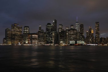 Nehirden Manhattan 'ın gece manzarası