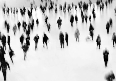 Hareket halindeki insanların odak dışı görüntüsü