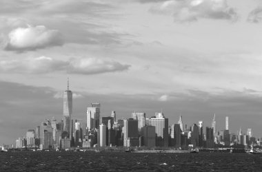 Nehir kıyısından güneşli bir günde Manhattan manzarası