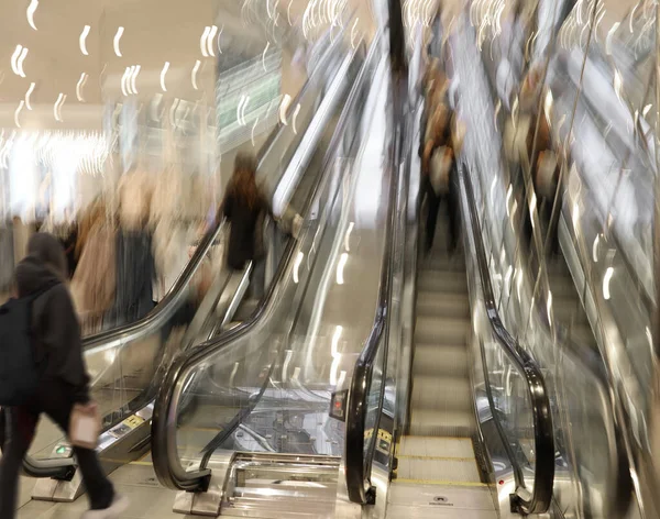 Alışveriş merkezindeki yürüyen merdivenlerin bulanık görüntüsü