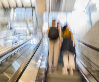 Alışveriş merkezindeki yürüyen merdivenlerin bulanık görüntüsü