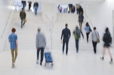 Odaklanma bulanıklığı, halk binasının lobisinde merdivenlerden çıkan insanlar.