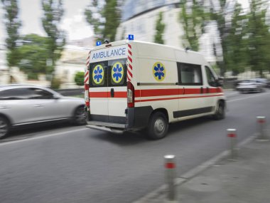 Caddeden bir ambulans geçiyor.