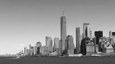Nehir kıyısından güneşli bir günde Manhattan manzarası