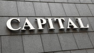 Binanın duvarındaki üç boyutlu harflerin sermayesi.