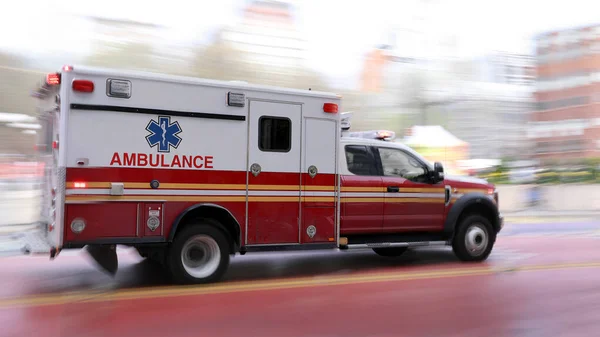 Caddeden bir ambulans geçiyor.