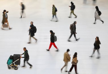 Odaklanma bulanıklığı, halk binasının lobisinde hareket halindeki insanlar.