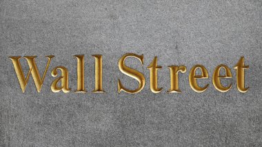 Bir binanın duvarında Wall Street yazıyor.