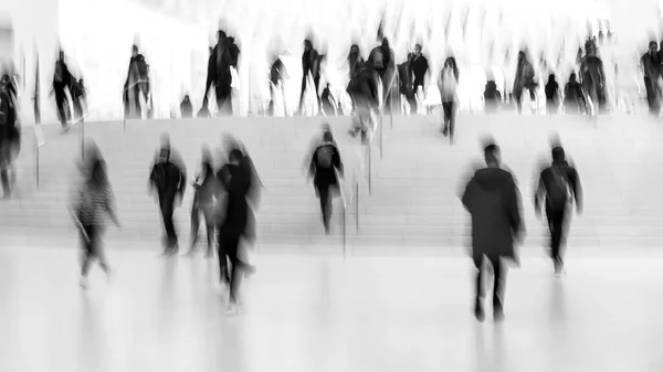 Flou Concentration Les Gens Montent Les Escaliers Dans Hall Bâtiment — Photo