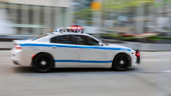 Rozmazaný Obraz Policejního Auta Které Rychle Pohybuje Městské Ulici — Stock fotografie