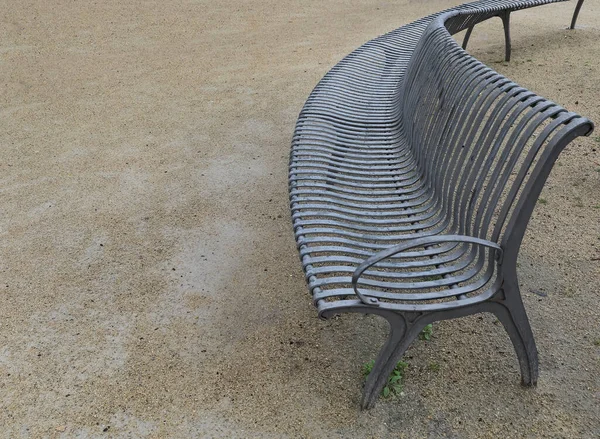 Curved Row Benches Relaxing City Park — Stock Photo, Image