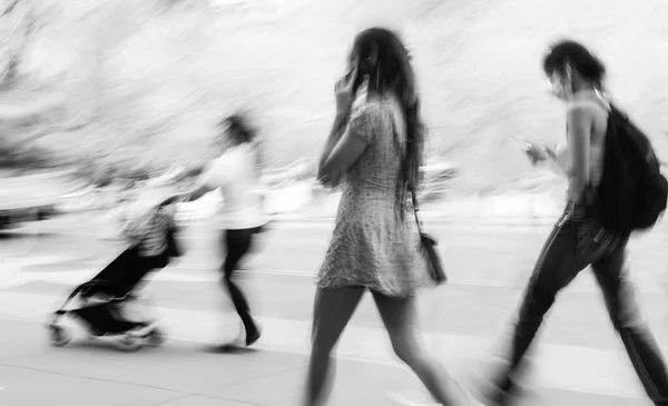The power of motion blur: people walking down the street