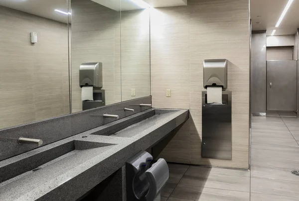 Koupelna Keramickými Umyvadly Zrcadlem Oddělenými Kójemi — Stock fotografie
