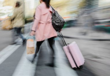 Bavullu ve çantalı kadının bulanık görüntüsü