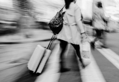 Bavullu ve çantalı kadının bulanık görüntüsü